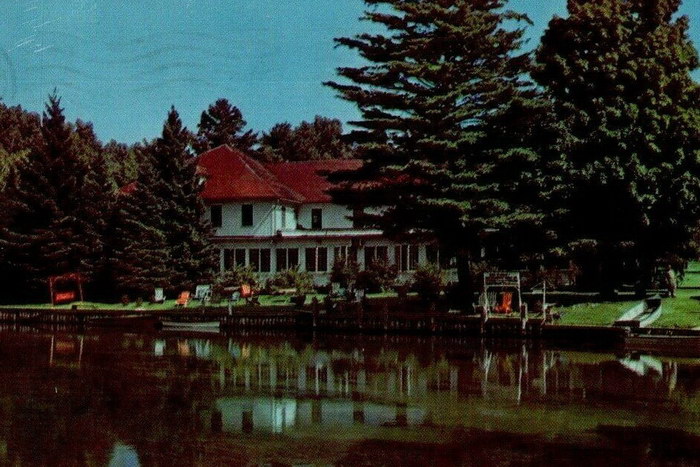 Pinehurst Inn Indian River Michigan (newer photo)